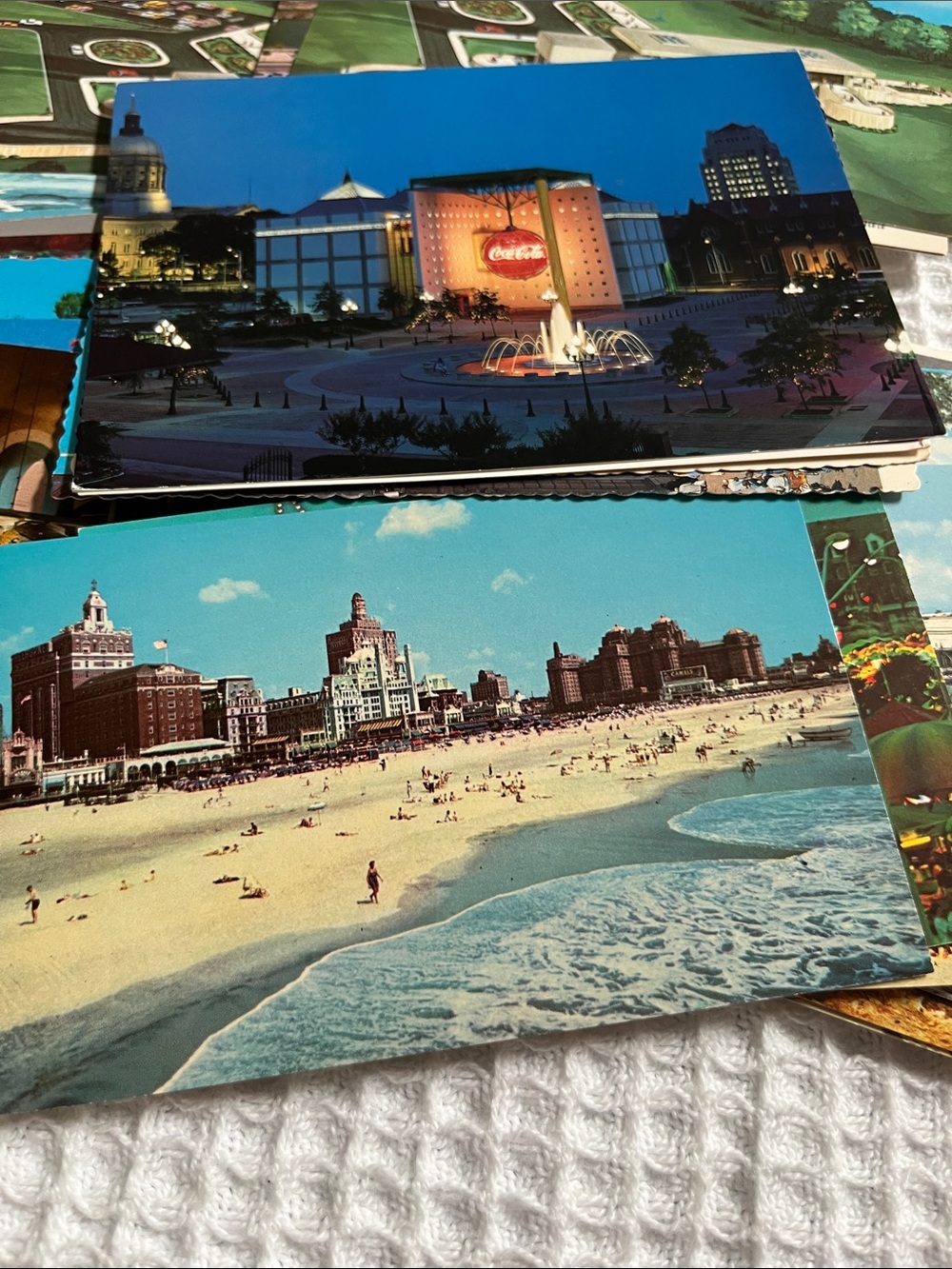 Vintage Postcard Lot Featuring Scenic Views and Monuments - Blue Skies. - Picture 4 of 5